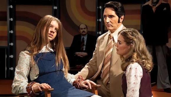 “De noche con el diablo” es una experiencia cinematográfica única y aterradora. Una visión fresca e innovadora del cine de terror y posesiones.