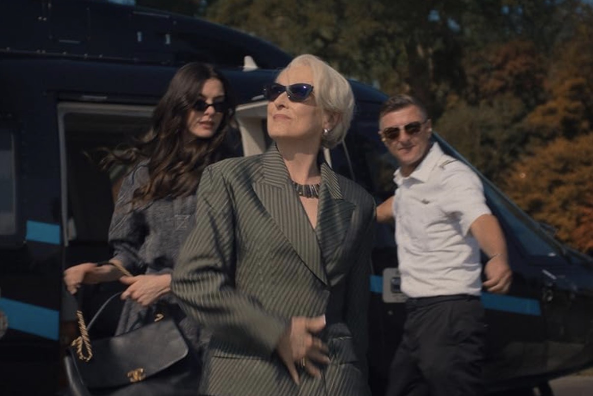 “El diablo viste a la moda 2” impresiona con su sello inconfundible de estilo y glamour.  Esta divertida y nostálgica secuela te hará llorar y aplaudir, dejándote maravillado reconectando con los personajes que tanto amamos.