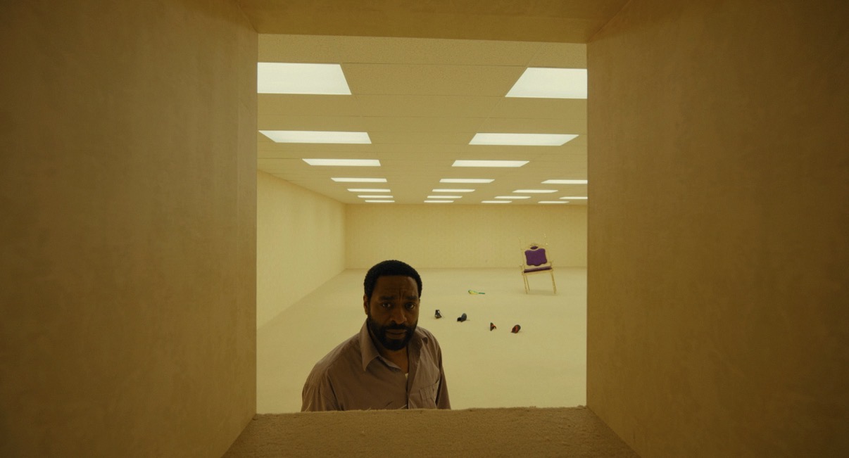 La película “Backrooms: Sin salida” te atrapa con su narrativa cinematográfica moderna, envolviéndote en una atmósfera angustiante y llena de terror palpable en cada paso que das por el laberinto de espacios vacíos. Una pesadilla arquitectónica de extraordinaria belleza visual.